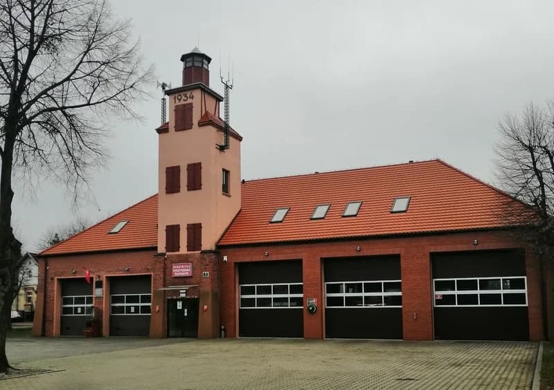Rozbudowa, nadbudowa i przebudowa budynku Ochotniczej Straży Pożarnej w Nowym Mieście nad Wartą Inwestycja obejmowała przebudowę, rozbudowę i nadbudowę istniejącego obiektu. Ma on charakter historyczny i położony jest w obszarze ochrony konserwatorskiej. Dzięki kompleksowej modernizacji, powstał nowoczesny budynek remizy strażackiej z pięcioma bramami wjazdowymi, zapleczem socjalnym i biurowym. Jedno z pomieszczeń zaadaptowano na salę posiedzeń. Obiekt jest największą i najnowocześniejszą remizą OSP w powiecie średzkim. • koszt inwestycji: 1.502.791 zł Projekt sfinansowano z budżetu gminy