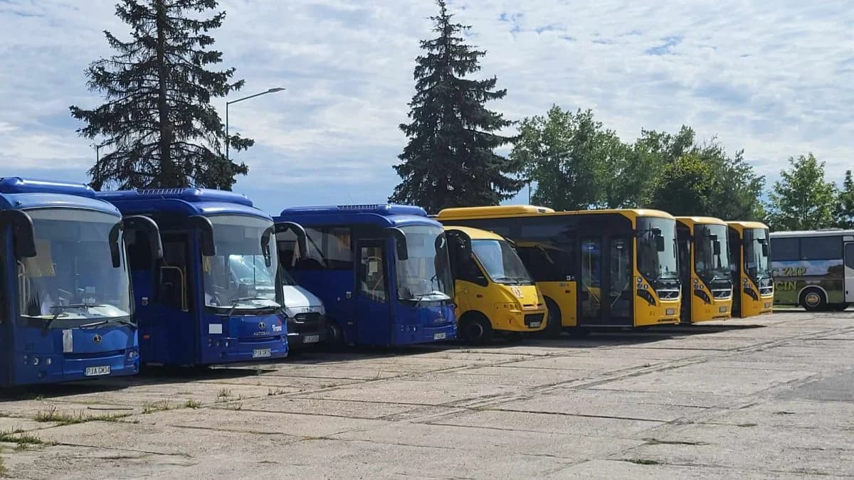 Podobnie, jak w przypadku braku apteki całodobowej, także i tutaj głosy pojawiały się kilkunastokrotnie. Wypowiedzi były jednak zdecydowanie obszerniejsze - Nie jest to problem największy, ale jeden z wielu. Brak komunikacji miejskiej, u nas jest komunikacja szkolna i podmiejska. Nie ma dojazdu na dworzec PKP, brak kursów sobotnio-niedzielnych, na cmentarz z ul. Wojska Polskiego jeden kurs, a linia „0” to już zakrawa na wycieczkę krajoznawczą. Autobusy wożą „powietrze " ale jakoś nikt z władz spółki (często zmieniający się prezesi) tego nie widzi. Problem zgłaszany do MPK, władz, Gazety Jarocińskiej i do Rady seniorów. Najczęściej otrzymywana odpowiedź ... to nie w naszej gestii... Dziwne jest natomiast to, że SONDA Jarocińskiej trafia do ludzi zadowolonych, których problemem są darmowe przejazdy... wskazuje to, że Ci ludzie mówią o komunikacji ..... podmiejskiej, a nie o miejskiej ,która jest darmowa, ale nie spełnia swojej roli. Część użytkowników wskazuje też konkretne miejsca, w które nie można dojechać. Wśród destynacji pojawiał się kurs z ulicy Wojska Polskiego na cmentarz, z osiedla Konstytucji 3 Maja do ośrodka zdrowia przy ulicy Hallera, czy też fakt braku jazdy autobusów do pobliskiej miejscowości. Problemem jest, jak wskazują mieszkańcy - także rozkład jazdy. Ostatni autobus kończy bowiem swój kurs o godzinie 20:36 i mowa tutaj o linii, która kursuje na trasie od ulicy Bolesława Chrobrego w Jarocinie do Mieszkowa i z powrotem. Ostatni autobus skupiony tylko i wyłącznie na naszym mieście kończy kursowanie o godzinie 19:23 (linia nr 8). W dyskusję na temat funkcjonowania komunikacji miejskiej zaangażował się sekretarz gminy Jarocin - Robert Kaźmierczak. Na swoim prywatnym profilu udostępnił on post z informacją o wyborze nowego prezesa JLA i pytaniem: - Korzystasz z usług Jarocińskich Linii Autobusowych? Czego oczekujesz od nowego prezesa spółki? Nie korzystasz? Dlaczego? Jak powinna zmienić się oferta spółki JLA, abyś zaczęła/zaczął jeździć autobusami komunikacji miejskiej? Pod postem wywiązał się ciekawa dyskusja i zgromadziła łącznie 67 komentarzy. Oto jeden z nich: - Rozkład jazdy dla mnie zupełnie nieintuicyjny, powinna być linia która objeżdża jarocin pętlą i ma określony takt, a nie tylko głównie linie do miejscowości pod miastem, numeracja linii jakaś nigdzie indziej niespotykana 1.6, 3.9, 5.10. Generalnie najczęściej mi wychodzi, że nie ma autobusu jak chce dojechać na odległy kraniec Jarocina. Może też kursy weekendowe do atrakcji turystycznych: Śmiełów, basen w Żerkowie latem itp., ale to zależy od popytu Jak zatem widać kwestia komunikacji miejskiej jest jedną z tych, które są ważne dla mieszkańców