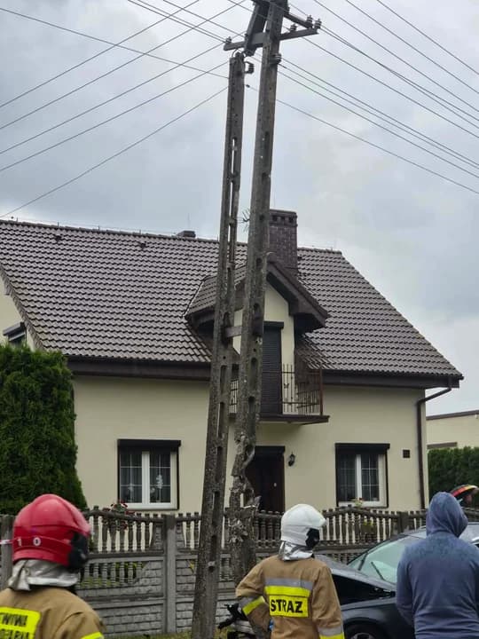 W wyniku uderzenia słup został uszkodzony