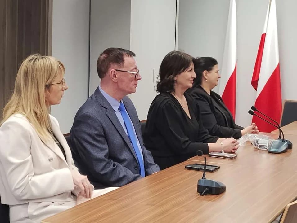 Podpisanie umów na dofinansowania dla samorządów powiatu jarocińskiego — zdjęcie 5 z 16