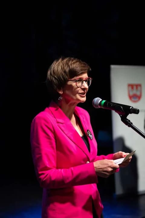 Uroczysta gala z okazji 25-lecia powiatu jarocińskiego. Uhonorowano zasłużonych i nagrodzono sportowców [ZDJĘCIA] — zdjęcie 6 z 27