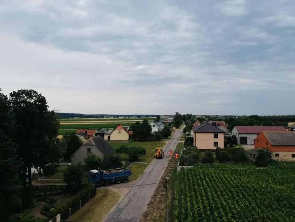 Rozpoczęła się przebudowa drogi Żerków-Bieździadów. Do kiedy potrwają utrudnienia? [ZDJĘCIA]
