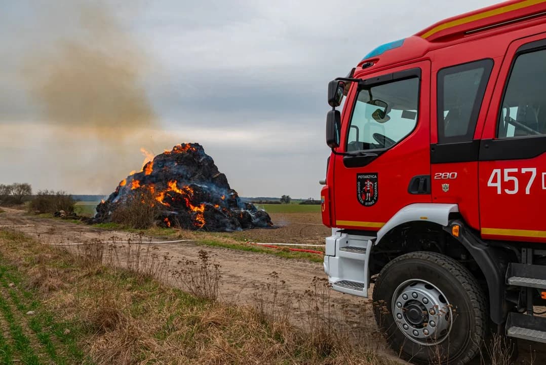Pożar stogu słomy. Strażacy w akcji — zdjęcie 4 z 32