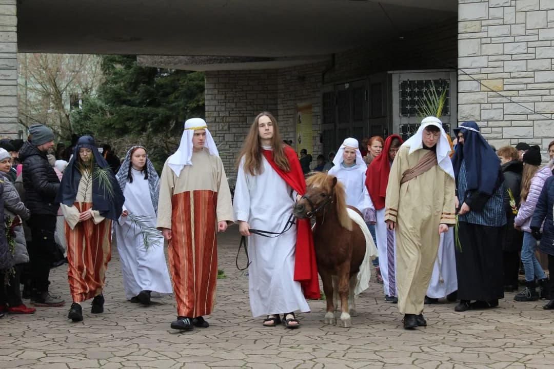 Jezus z kucykiem u franciszkanów w Jarocinie. Inscenizacja Niedzieli Palmowej [ZDJĘCIA]