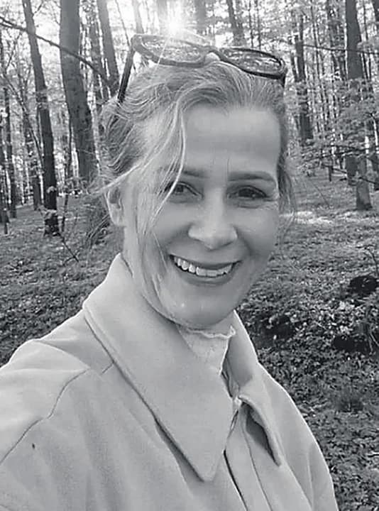 Przez ponad 20 lat prowadziła w Jarocinie znaną i lubianą pizzerię,,Stodoła" na Osiedlu Konstytucji 3 Maja. Była absolwentką Liceum Ogólnokształcącego w Jarocinie z roku 1993. Potem skończyła Wyższą Szkołę Zarządzania w Poznaniu. Pod informacją o śmierci Mirosławy Celki - Sójki zamieszczoną w mediach społecznościowych zapisano kilkaset komentarzy. Zespół Szkół Społecznych w Jarocinie opublikował do niej krótki, ale wymowny wpis: ,,Mirka żegnaj, nigdy Cię nie zapomnimy. Byłaś wspaniałą mamą i rodzicem, który oddał serce dla szkoły. Dziękujemy za wszystko co dla nas zrobiłaś. Spoczywaj w spokoju. Szkoła już nigdy nie będzie taka sama". Należy przypomnieć, że Mirosława Celka-Sójka działa w Jarocińskim Stowarzyszeniu Edukacyjnym, które prowadzi ZSS w Jarocinie. Od czerwca 2020 roku była członkiem komisji rewizyjnej. "(...) Zawsze uśmiechnięta, pełna energii, chętna do pomocy, wychodząca z inicjatywą wielu spraw... Pragniemy wspólnie towarzyszyć Jej najbliższym w tej ostatniej drodze i godnie ją pożegnać. Zachęcamy wszystkich do przyłączenia się do nas. Pani Mirka Sójka na zawsze pozostanie w naszych sercach i naszej pamięci" - napisał Marcin Zwierzyński, ówczesny dyrektor szkoły, w komunikacie skierowanym 31 października do rodziców uczniów Zespołu Szkół Społecznych w Jarocinie. Od kilku miesięcy Mirosława Celka - Sójka zmagała się z ciężką chorobą. Zmarła 30 października 2023 roku. Miała 49 lat.