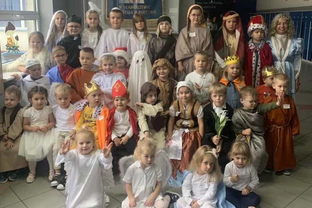 Wszyscy święci balowali w Szkole Podstawowej w Sławoszewie z siedzibą w Parzewie [ZDJĘCIA]