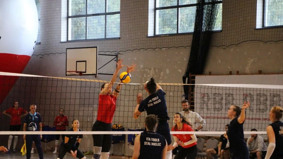 W pierwszym meczu lepsze były siatkarki PGE Budowlanych Łódź, które wygrały 3:0.