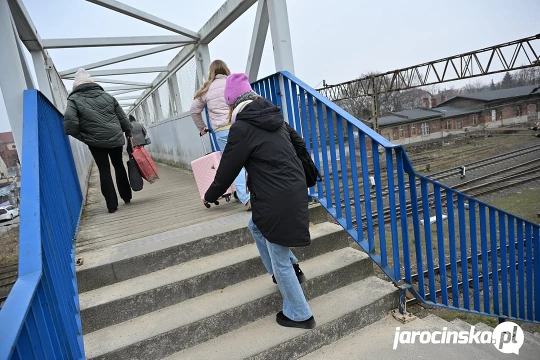 Kładka nad torami prowadząca do Dworca Kolejowego w Jarocinie.