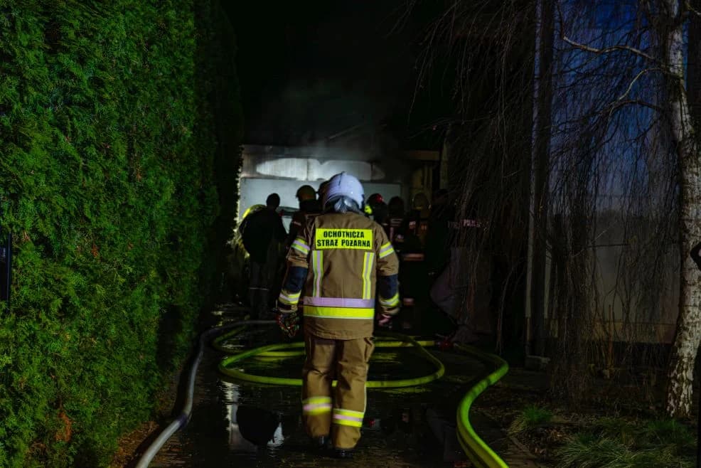 W Jaraczewie w ogniu stanął garaż z samochodem w środku