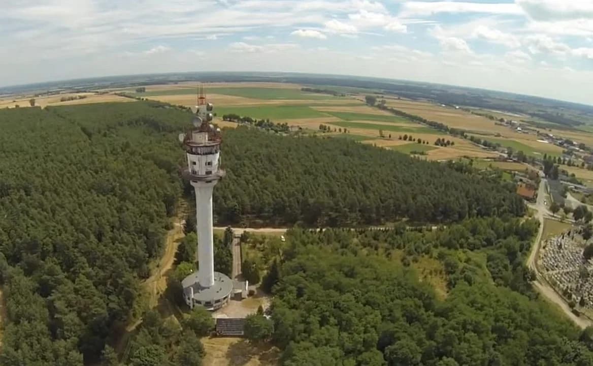 Wieża telewizyjna na stałe wpisała się w panoramę miasta i powiatu. Czy obiektowi w centrum Żerkowa grozi likwidacja?