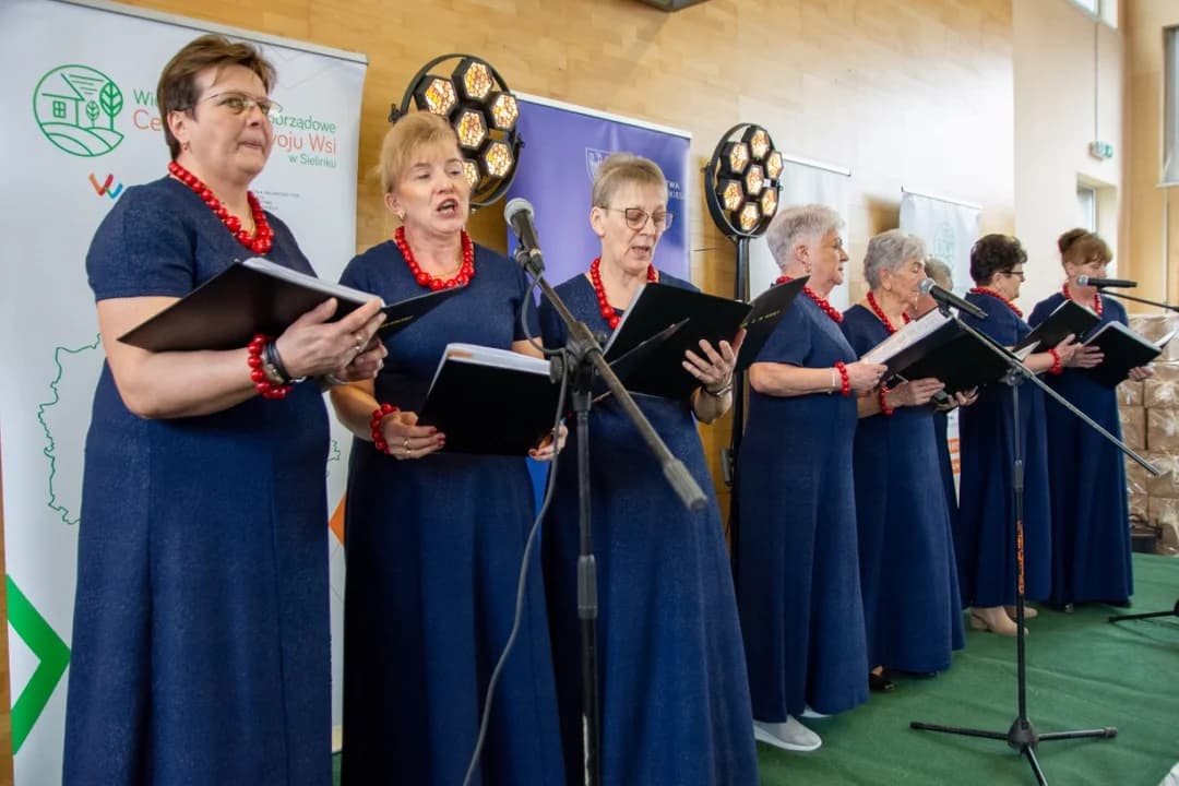 Wielkie tarcie chrzanu w Chrzanie. Przy tarkach stanęło blisko 100 KGW z całej Wielkopolski  [ZDJĘCIA, AKTUALIZACJA]