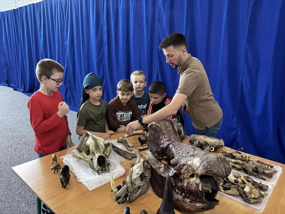 Dzieci z "trójki" miały okazję dotykać skamielin. Szkołę odwiedzili paleontolodzy z Uniwersytetu Wrocławskiego [ZDJĘCIA] — zdjęcie 3 z 9