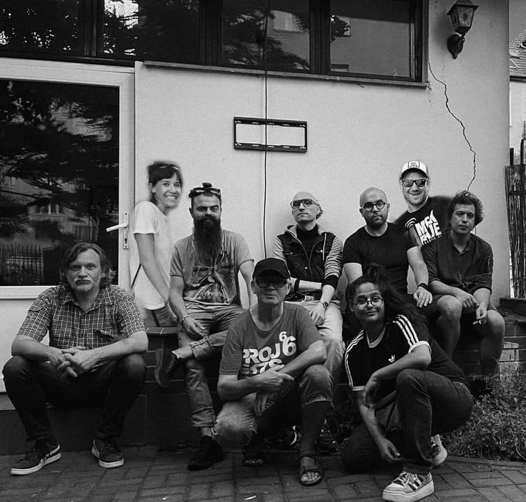 Gold Rock Band, prowadzony przez Ewę i Sarę Brylewskie, przypomni twórczość Roberta Brylewskiego, wykonując utwory z repertuaru Brygady Kryzys, Armii oraz Izraela.