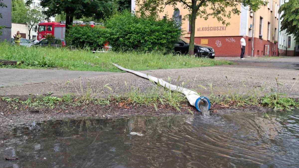 Burza nad Jarocinem i okolicą. Zalane piwnice budynków i garaże [ZDJĘCIA] — zdjęcie 5 z 19
