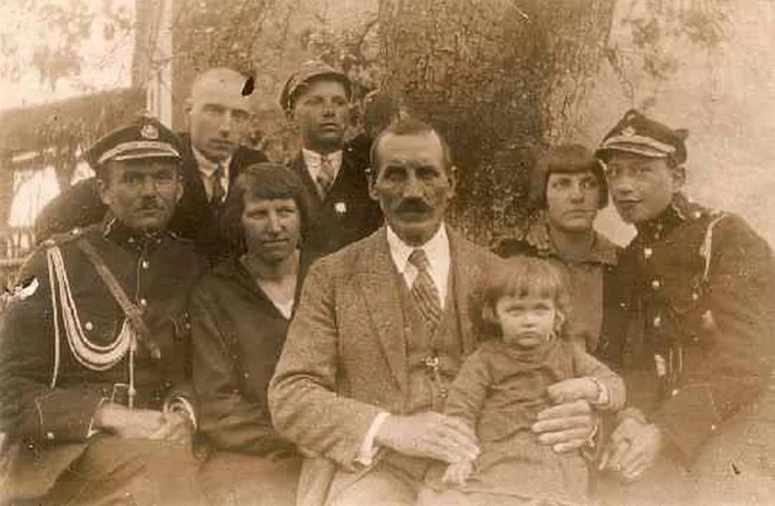 Rodzina Szmytkowskich (od lewej): Franciszek Rzepczyk, Wacław Szmytkowski, Józefa Szmytkowska, Edmund Szmytkowski, Józef Szmytkowski, Florentyna Szmytkowska (po mężu: Silińska), Jadwiga Szmytkowska (po mężu: Skarzyńska), Marian Skarzyński