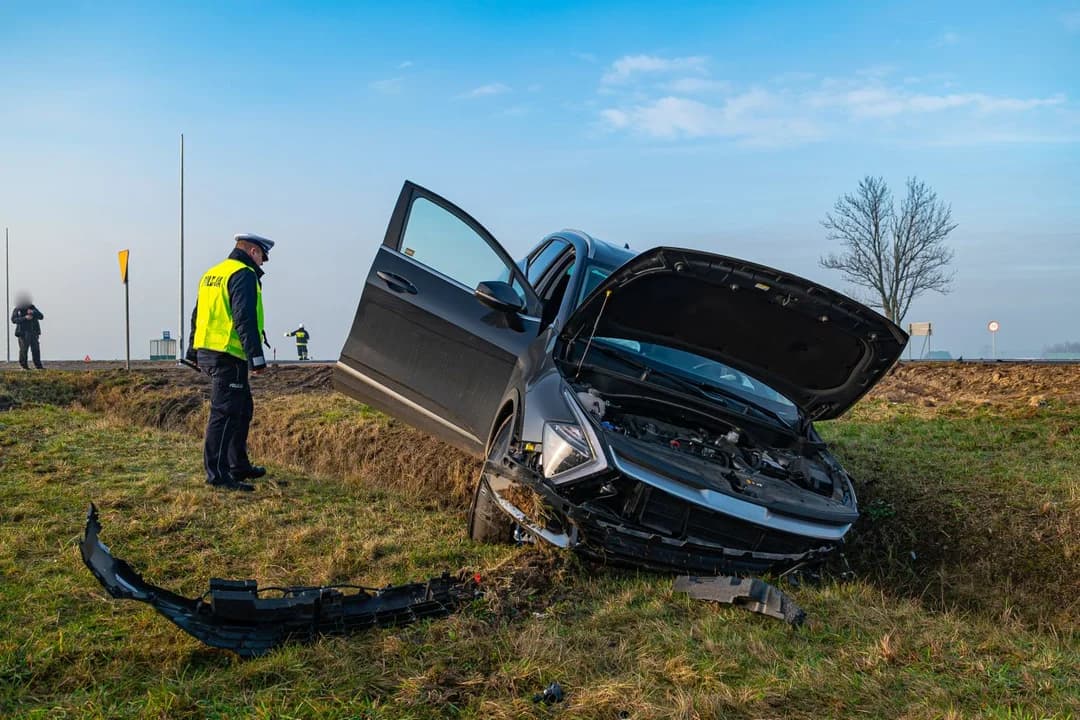 Zderzenie dwóch aut osobowych w Jaraczewie na skrzyżowaniu DK 12 z drogą do Łukaszewa