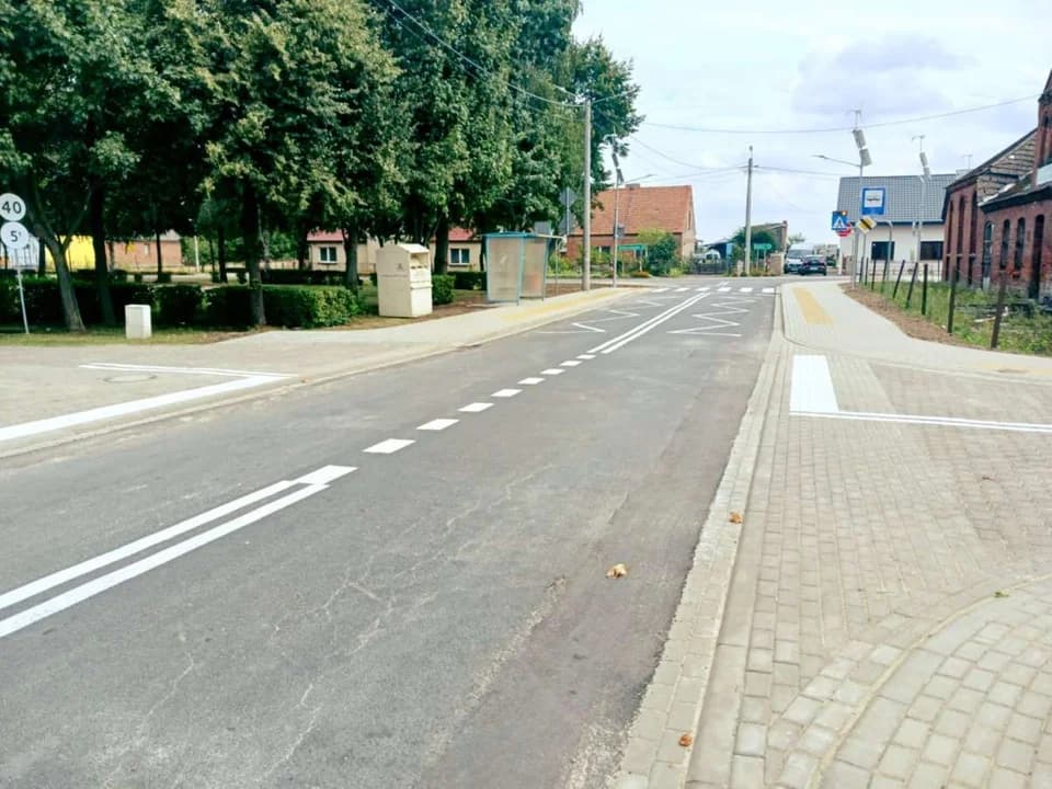 Nowy chodnik przy drodze powiatowej Sławoszew-Parzew — zdjęcie 2 z 5
