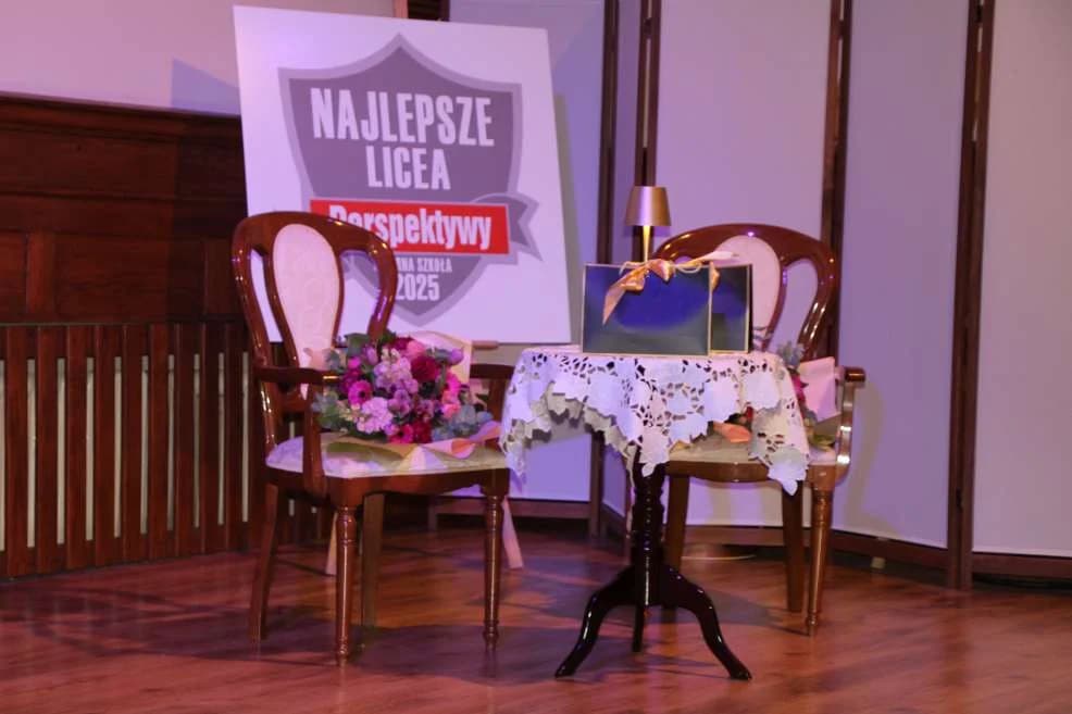Pamiątkowe tablice odsłonięte w holu jarocińskiego liceum — zdjęcie 2 z 54