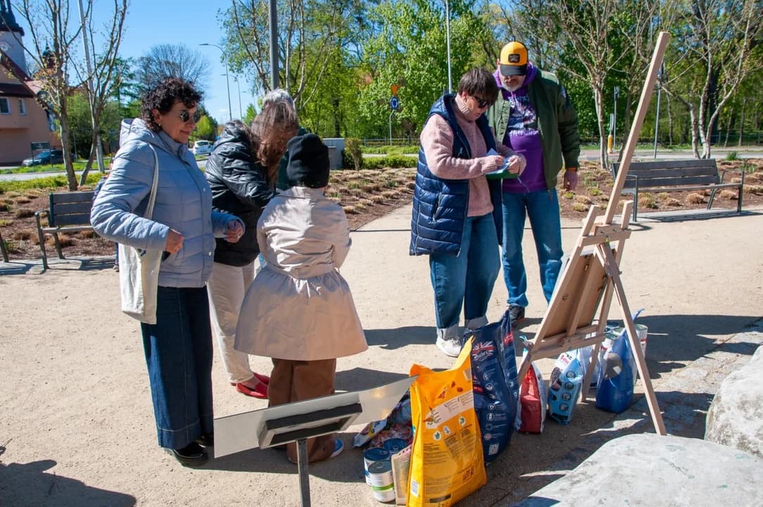 Jarociniacy przychodzili i w ciszy i zadumie składała worki z karmą. — zdjęcie 2 z 18