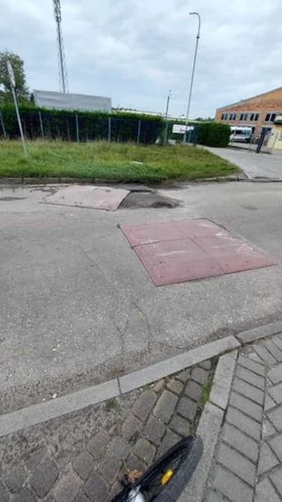 Uwaga kierowcy. Uszkodzony próg zwalniający w Jarocinie na ul. Przemysłowej. [ZDJĘCIA] — zdjęcie 2 z 3