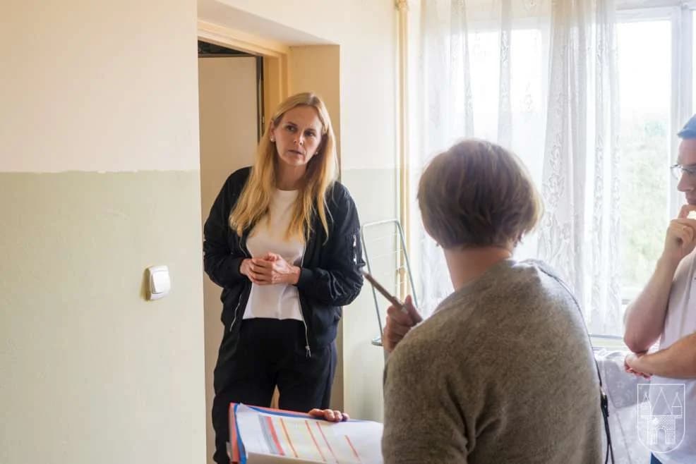 Burmistrz Jarocina odwiedziła mieszkania socjalne w Wilczyńcu i na Parowozowni [ZDJĘCIA]
