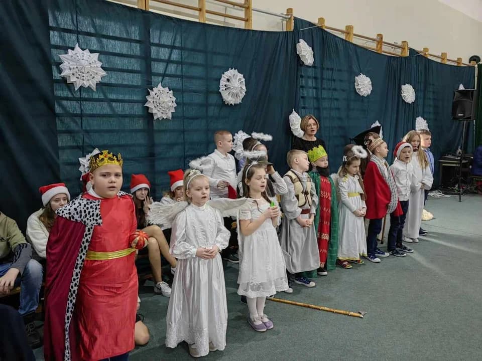 Świąteczny dzień seniora w szkole w Kolniczkach — zdjęcie 4 z 33