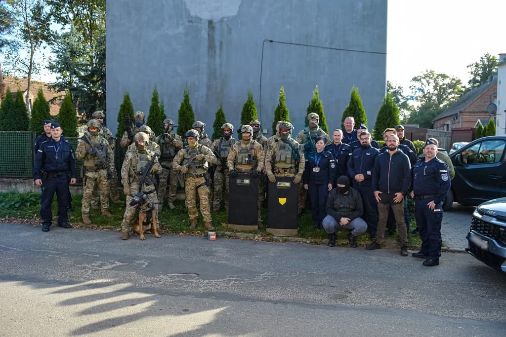 Katastrofa samolotu, uzbrojeni przestępcy i działania antyterrorystów - duże ćwiczenia policji i służb ratowniczych [ZDJĘCIA I FILM]