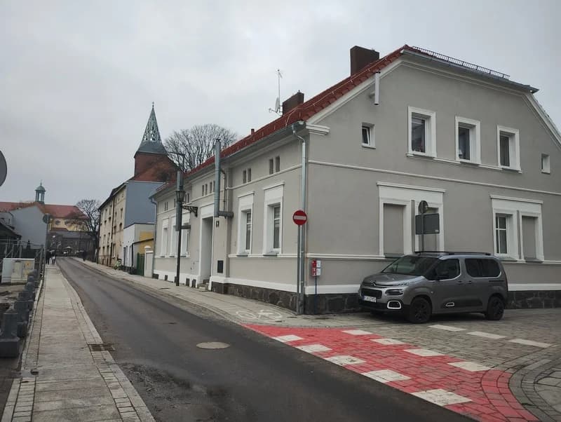 JTBS inwestuje także w modernizację istniejących zasobów mieszkaniowych. Do tej pory odnowionych zostało już ponad 30 budynków, z czego 18 to kamienice.