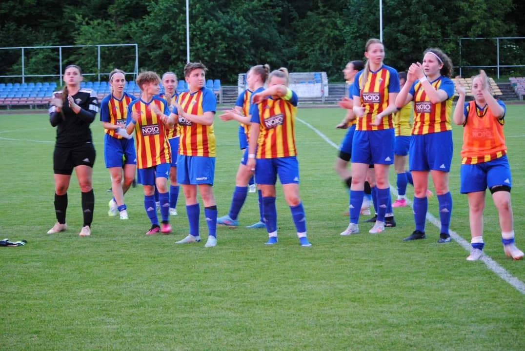 Piłkarki Jaroty przegrały, ale zyskały uznanie kibiców