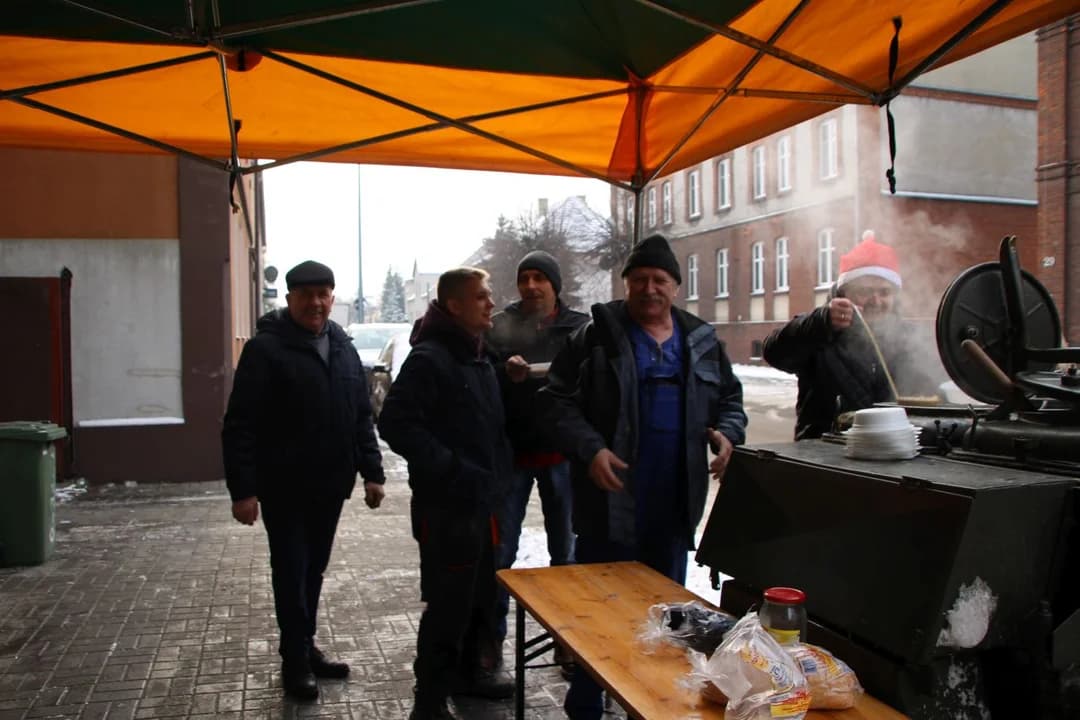 Wielkopolska Izba Rolnicza w Jarocinie ugotowała mikołajkową grochówkę — zdjęcie 4 z 25