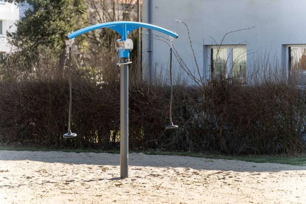 Plac zabaw przy Zespole Szkół nr 4 w Jarocinie już otwarty — zdjęcie 3 z 14