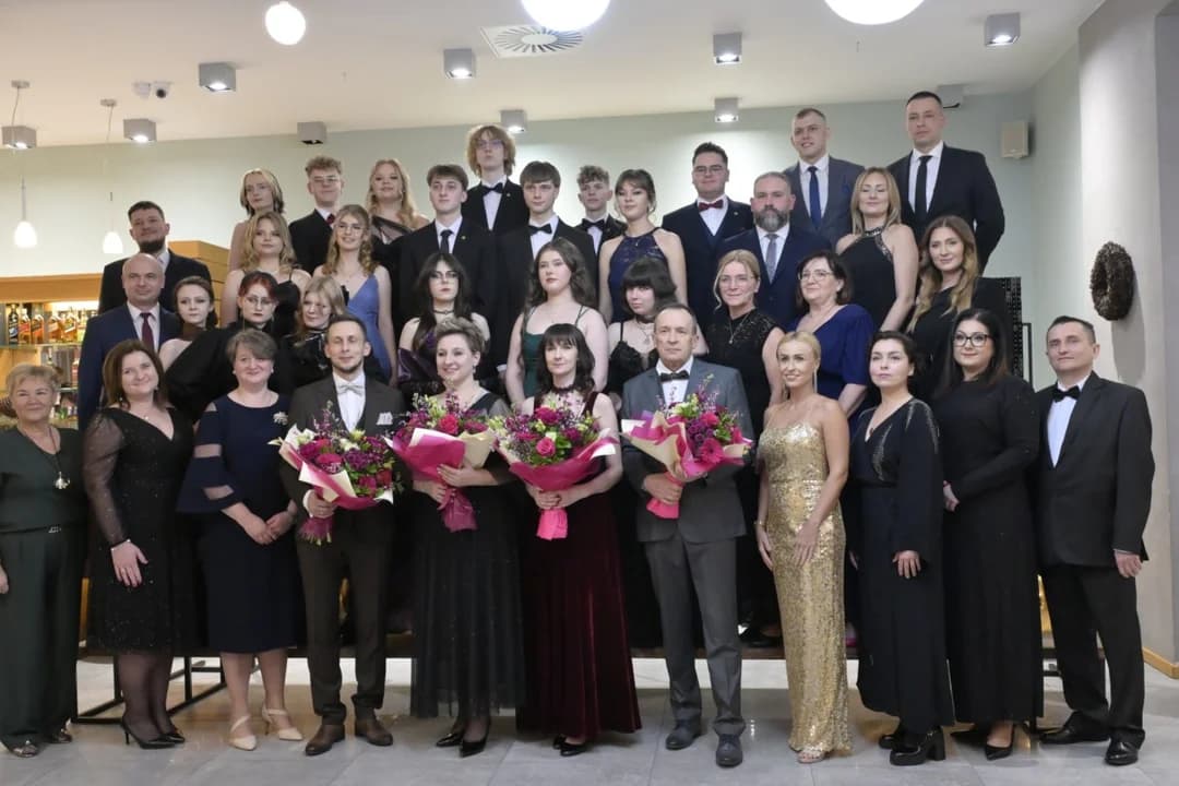 Na tradycyjnej studniówce bawili się uczniowie Zespołu Szkół Ponadpodstawowych nr 1 w Jarocinie