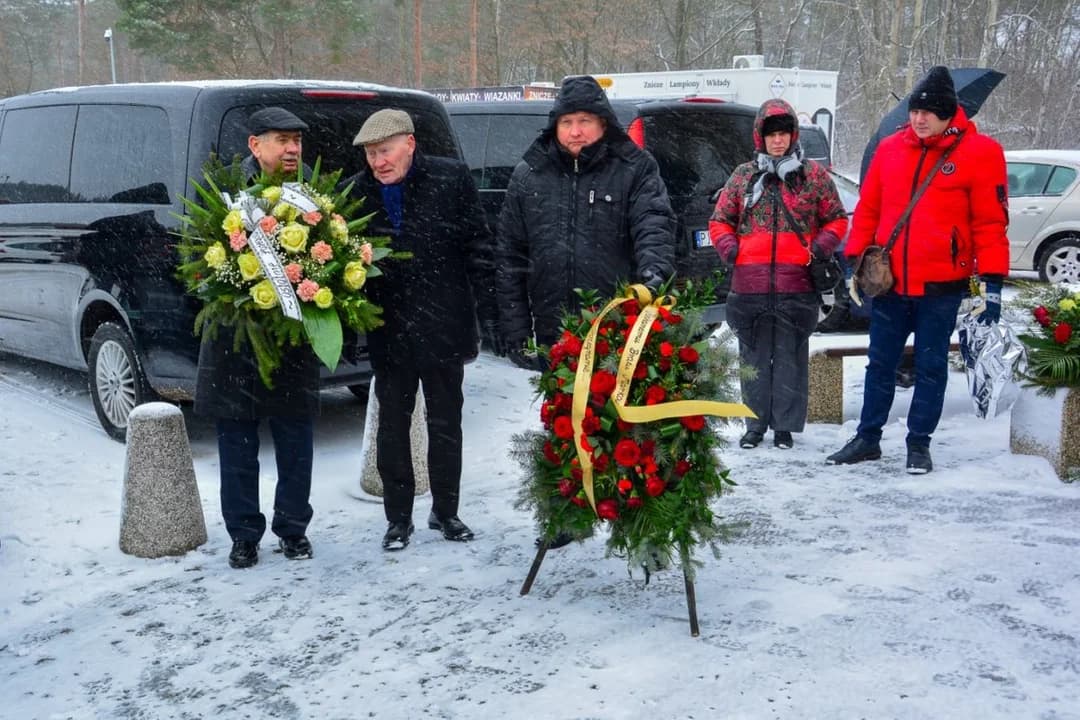 Jarociniacy odprowadzili w ostatnią drogę Marka Przymusińskiego, burmistrza Jarocina w latach 1990-1994 — zdjęcie 4 z 61