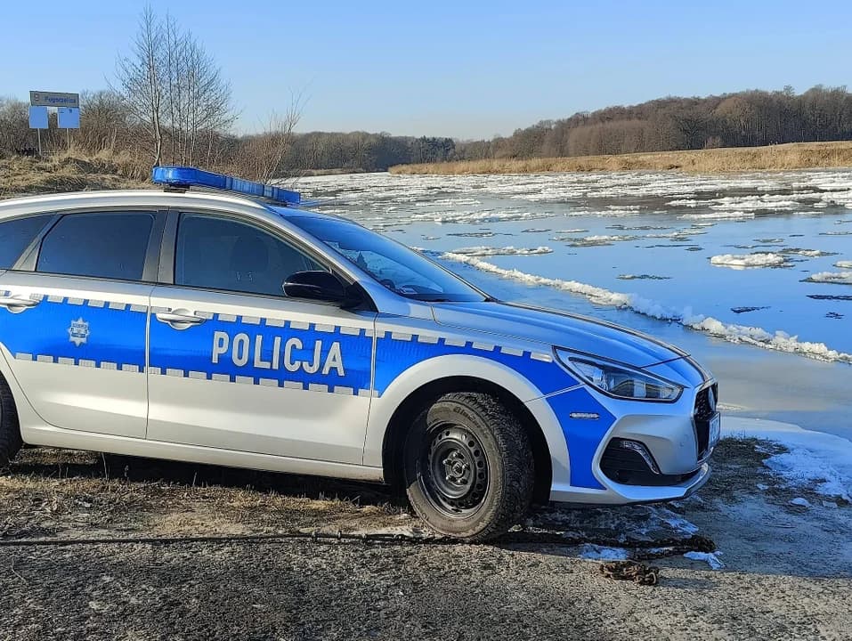 Policjanci patrolowali okolice cieków wodnych. Ostrzegają przed wchodzeniem na zamarznięte stawy i lód na rzekach