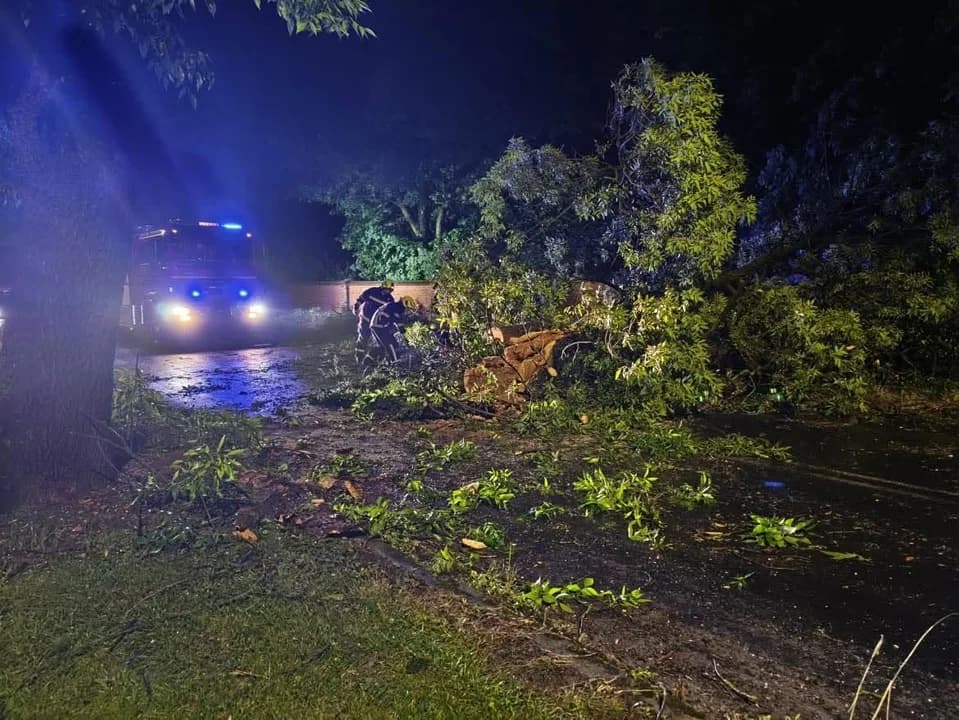 Przez Jarocin i okolice przeszła gwałtowna burza. Kilkanaście interwencji straży pożarnej [ZDJĘCIA, AKTUALIZACJA] — zdjęcie 4 z 8