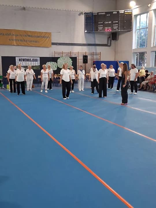 Uczestnicy obejrzeli energiczny pokaz taneczno-gimnastyczny oraz pełne humoru przedstawienie w wykonaniu „Nowomiejskiego Teatru Wesołego Seniora”.