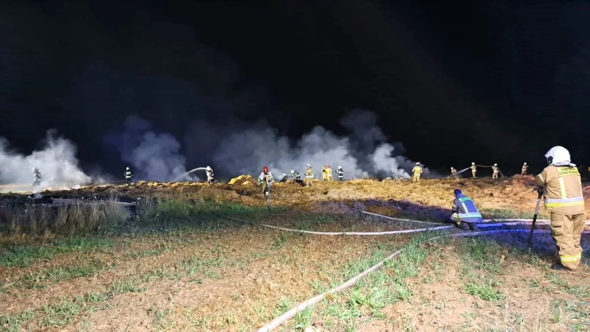 Pożar stogu siana na Podlesiu — zdjęcie 1 z 8