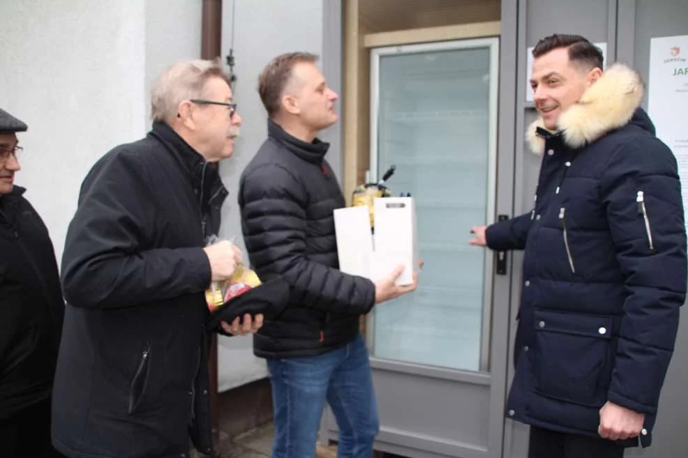 Jarocińska jadłodzielnia, czyli lodówka społeczna została oddana do użytku.Kto i na jakich zasadach może z niej korzystać?
