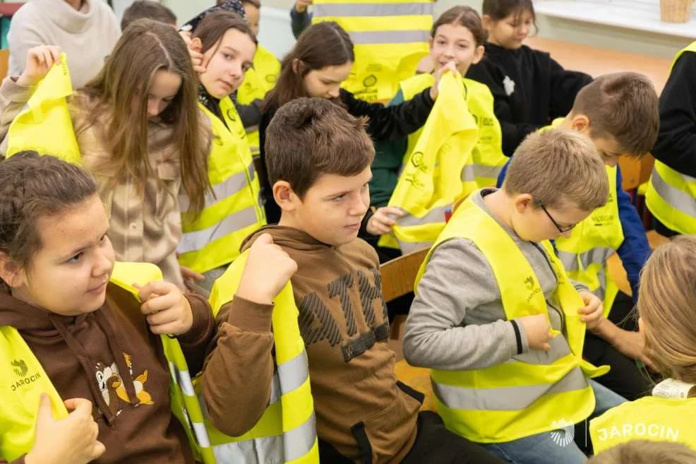 Zakład Usług Komunalnych w Jarocinie rozdaje uczniom pakiety bezpieczeństwa [ZDJĘCIA] — zdjęcie 5 z 10