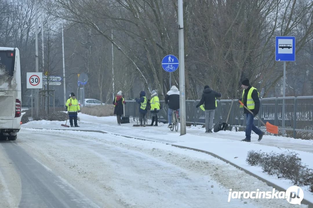 Trudne warunki na naszych drogach. Od nocy służby w akcji