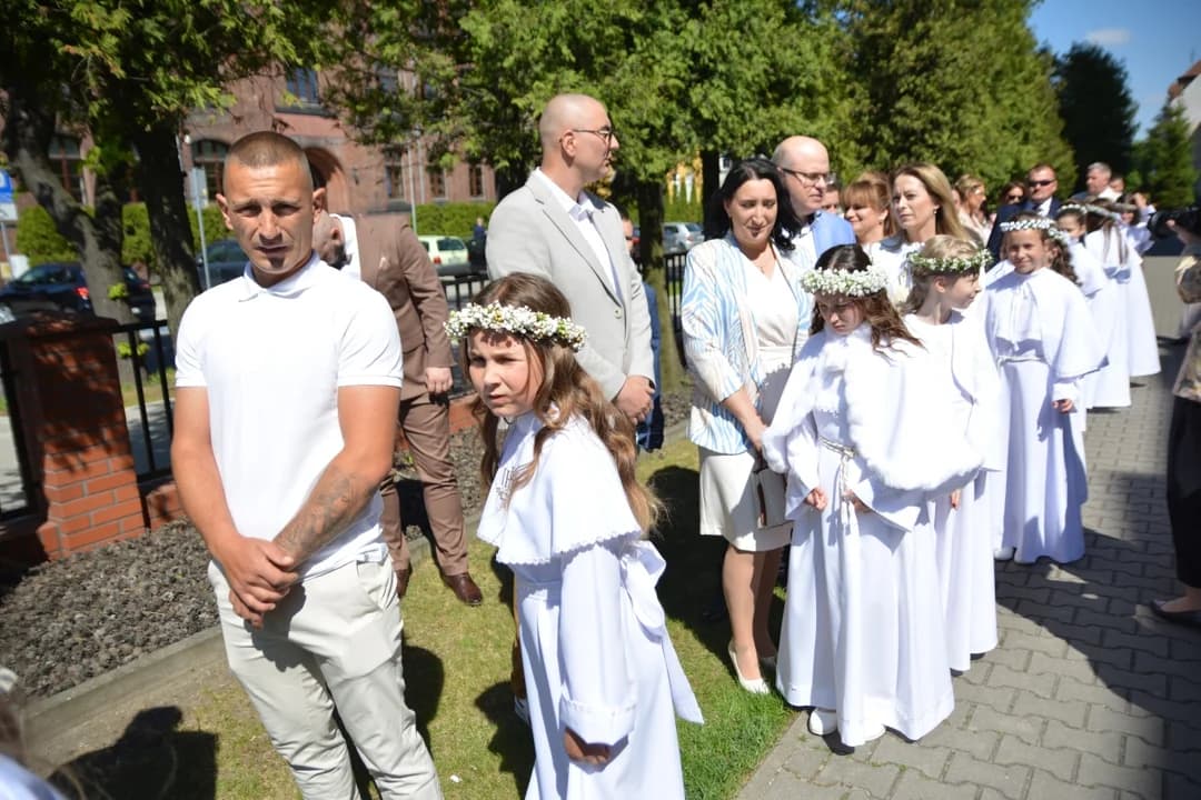 Pierwsza Komunia Święta w parafii Chrystusa Króla w Jarocinie. Zobacz zdjęcia — zdjęcie 6 z 96