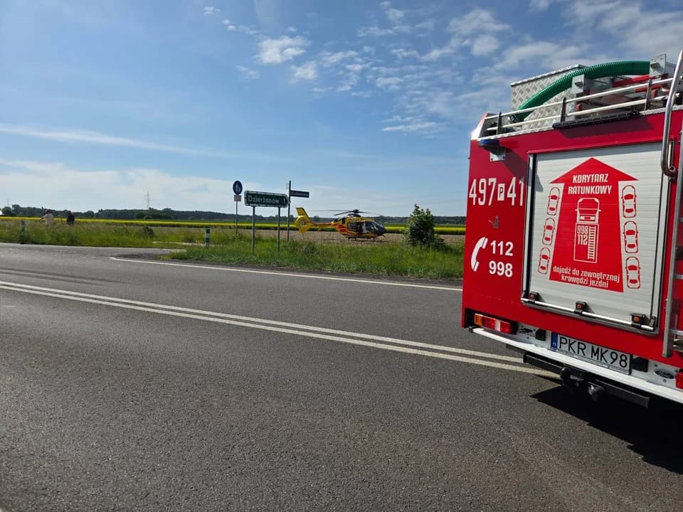 Śmiertelny wypadek w Lutogniewie. Zderzenie autobusu i dwóch samochodów — zdjęcie 4 z 14