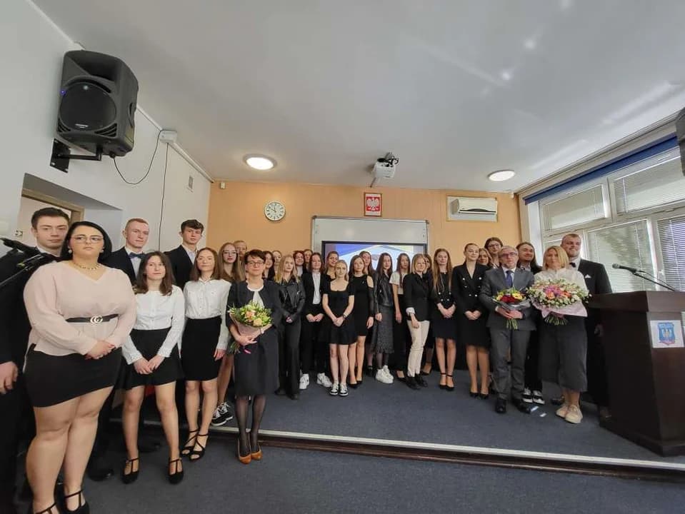 Zakończenia roku szkolnego tegorocznych maturzystów — zdjęcie 2 z 16