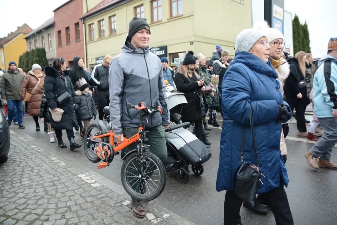 14. Jarocińskie Kolędowanie z Orszakiem Trzech Króli. Najwięcej było przedszkolaków  [ZDJĘCIA]