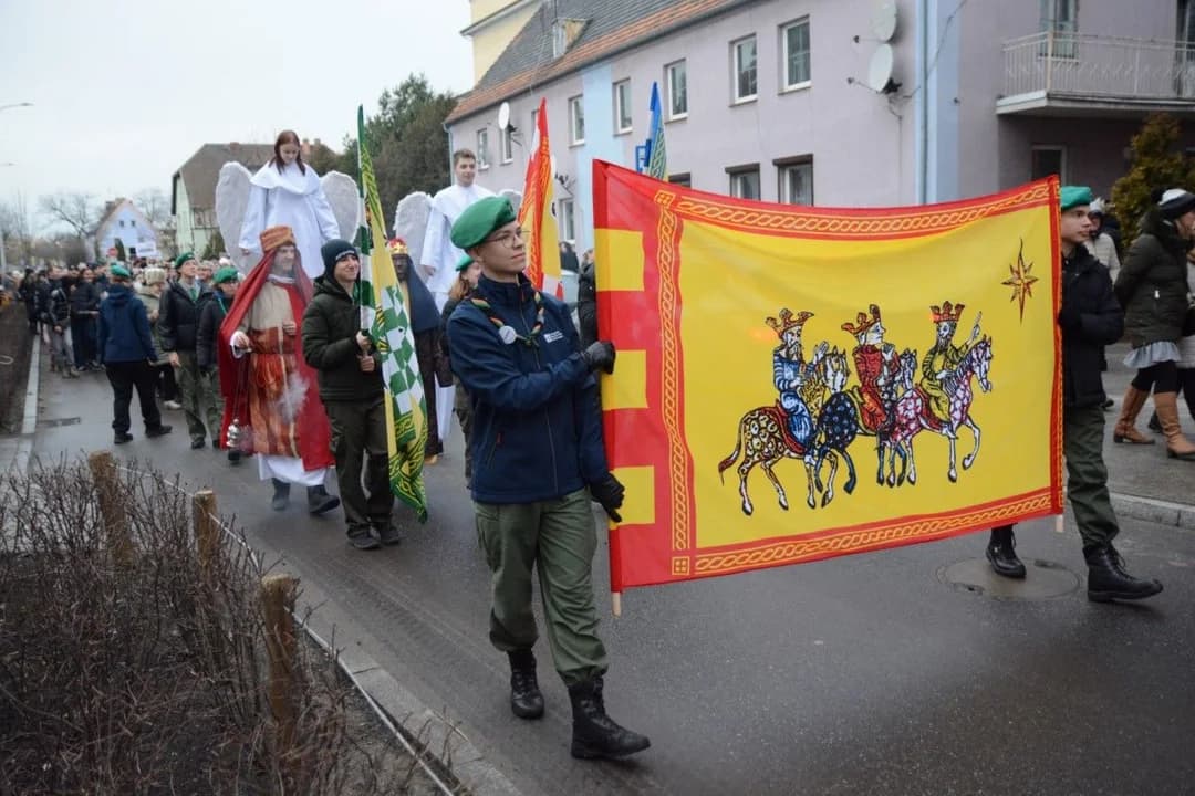 14. Jarocińskie Kolędowanie z Orszakiem Trzech Króli. Najwięcej było przedszkolaków  [ZDJĘCIA]