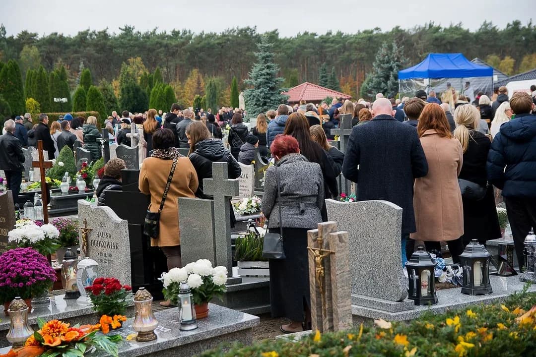 Wszystkich Świętych i Dzień Zaduszny w Jarocinie. O której msze i  nabożeństwa na cmentarzach. Jak dojedziesz na groby? — zdjęcie 1 z 11