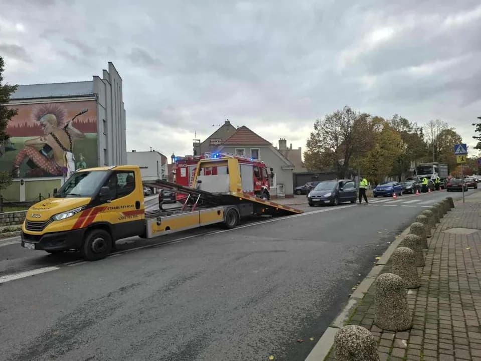 W centrum Jarocina miał miejsce karambol sześciu aut. Jedna osoba została poszkodowana [AKTUALIZACJA, ZDJĘCIA] — zdjęcie 4 z 16