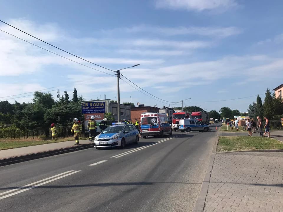 Poważny wypadek na ulicy Wrocławskiej w Jarocinie. Wezwano śmigłowiec [AKTUALIZACJA, ZDJĘCIA]