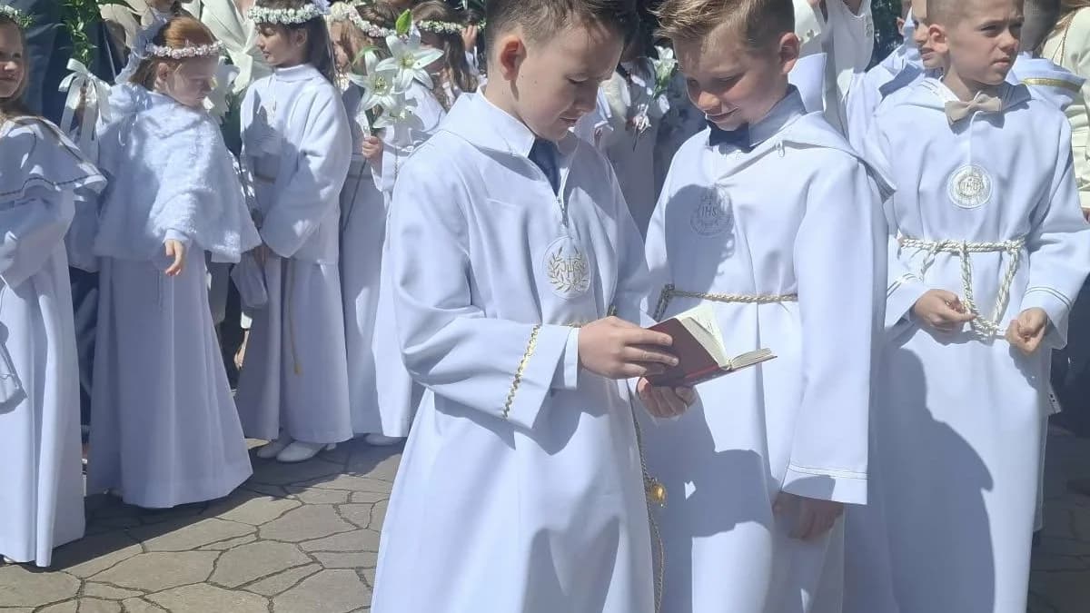 Pierwsza Komunia Święta u o. Franciszkanów w Jarocinie — zdjęcie 3 z 97