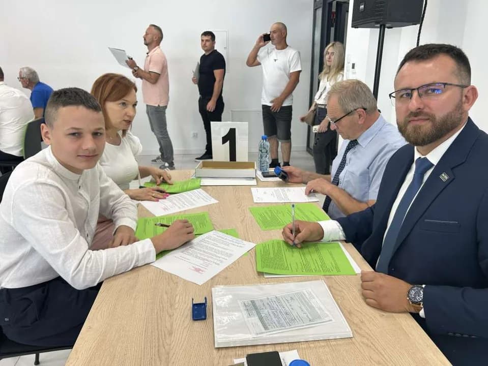 Ponad 200 uczniów podpisało umowy z pracodawcami na naukę zawodu koordynowaną przez Cech Rzemiosł Różnych w Jarocinie [ZDJĘCIA]